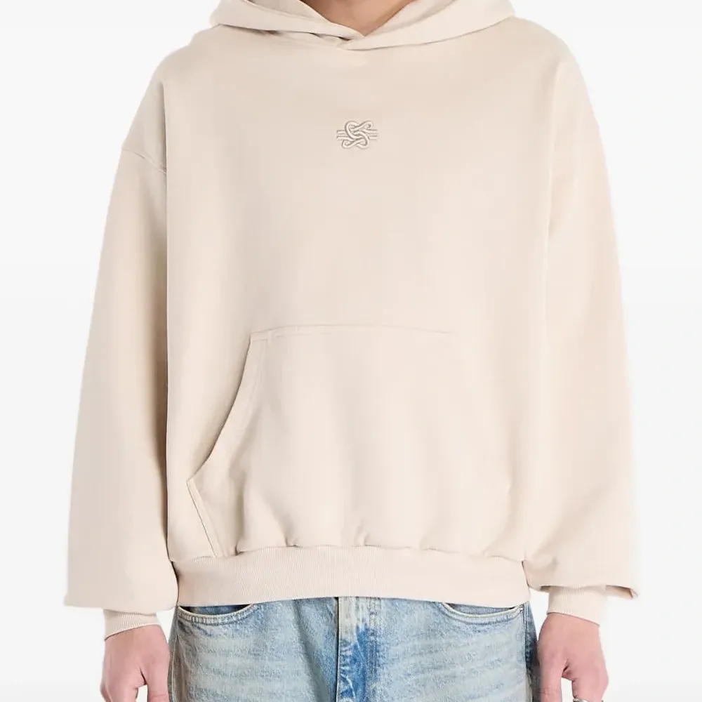 Худи с вышитым логотипом