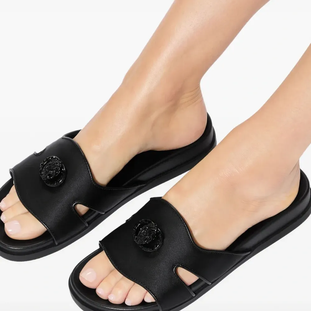 Сандалии Chelsea с вырезами