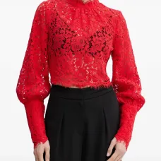 Блузка с высоким кружевным воротником