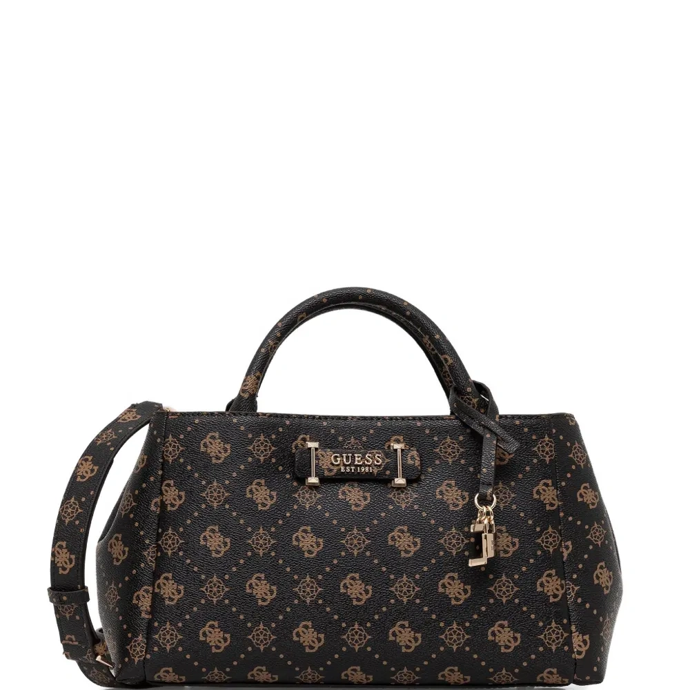 Сумка-тоут с декоративным шармом