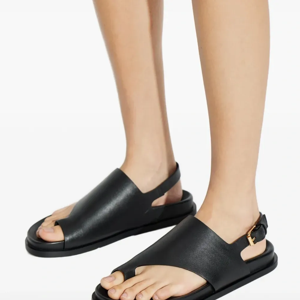 Босоножки с перемычкой на пальцах Cristina