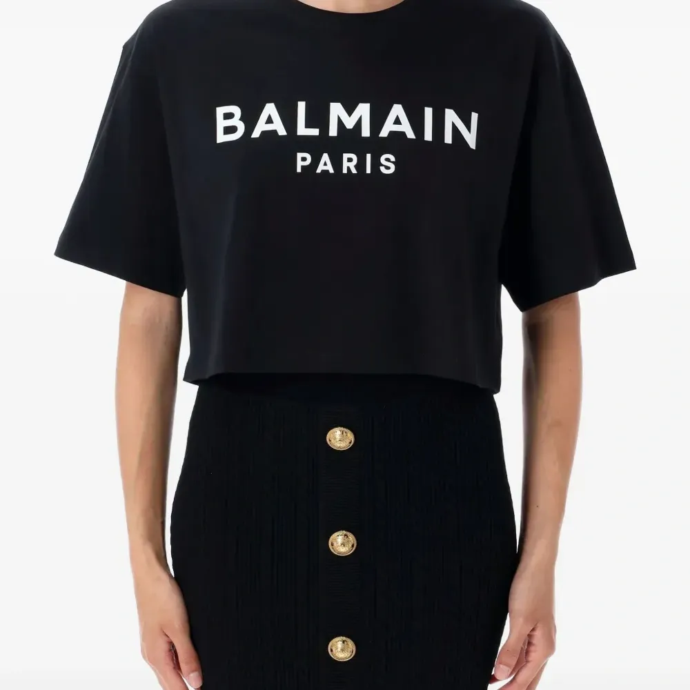 Укороченная футболка с логотипом