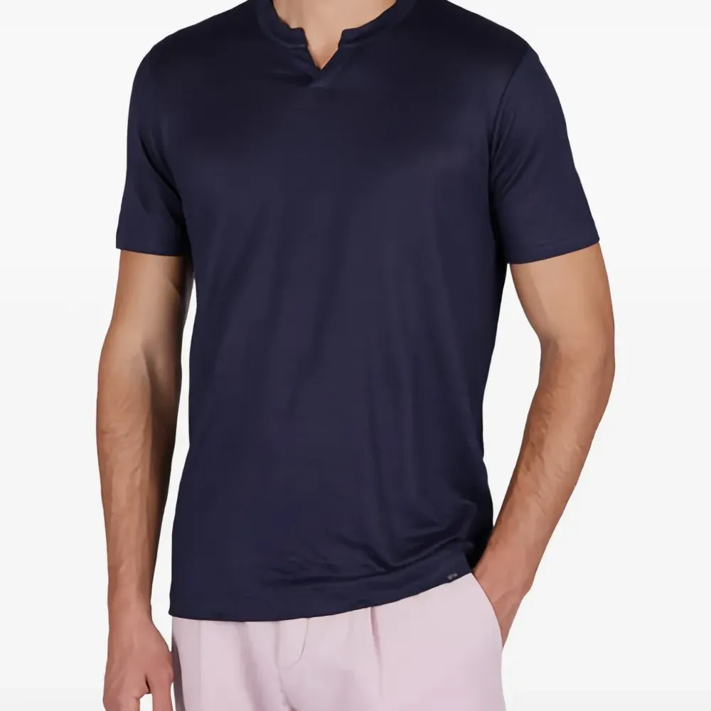 Футболка с открытым воротником