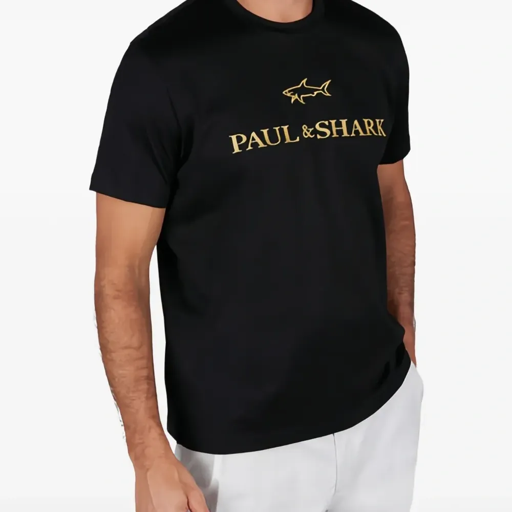 Футболка с вышитым логотипом