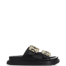 Босоножки с украшенными ремешками