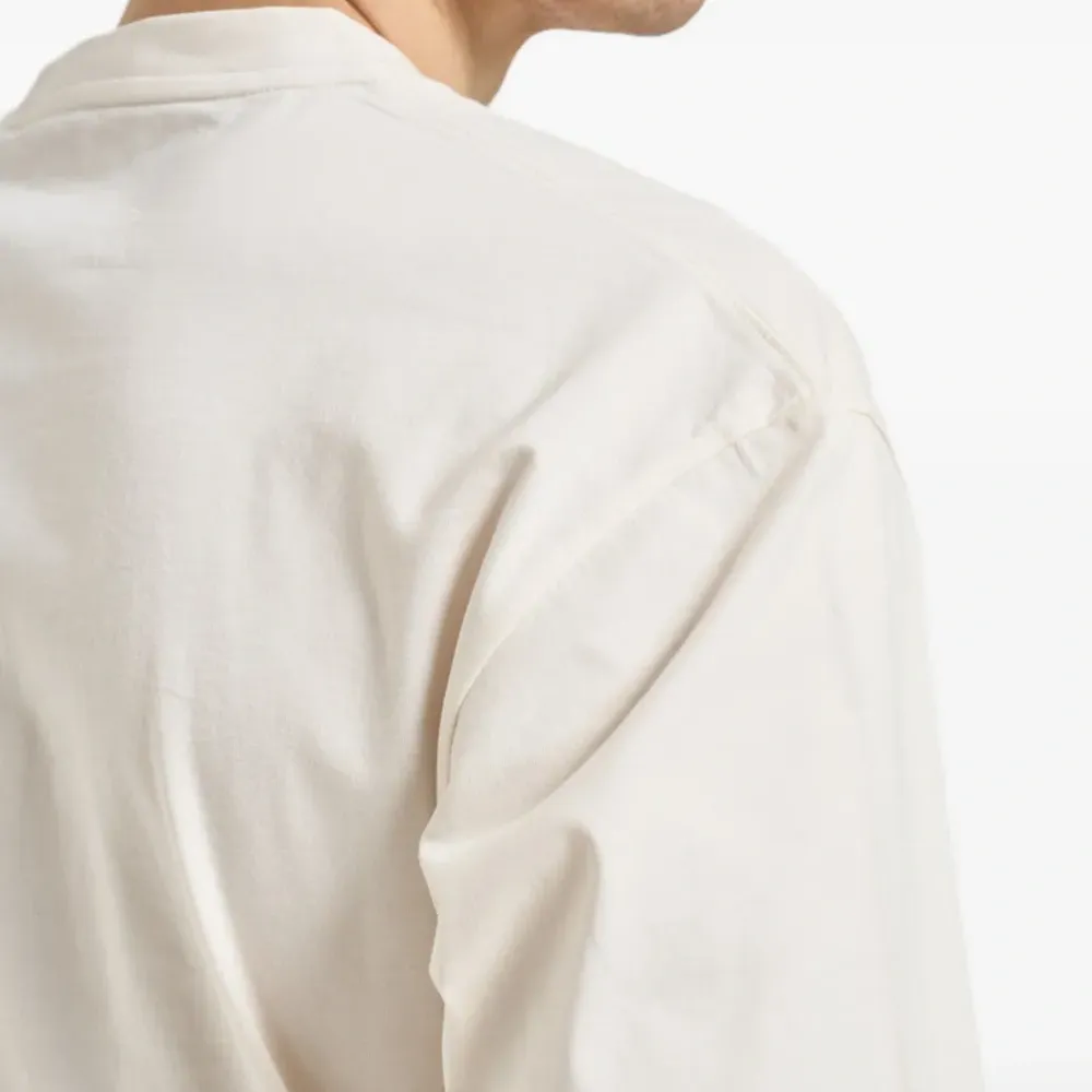 Футболка с тональным логотипом