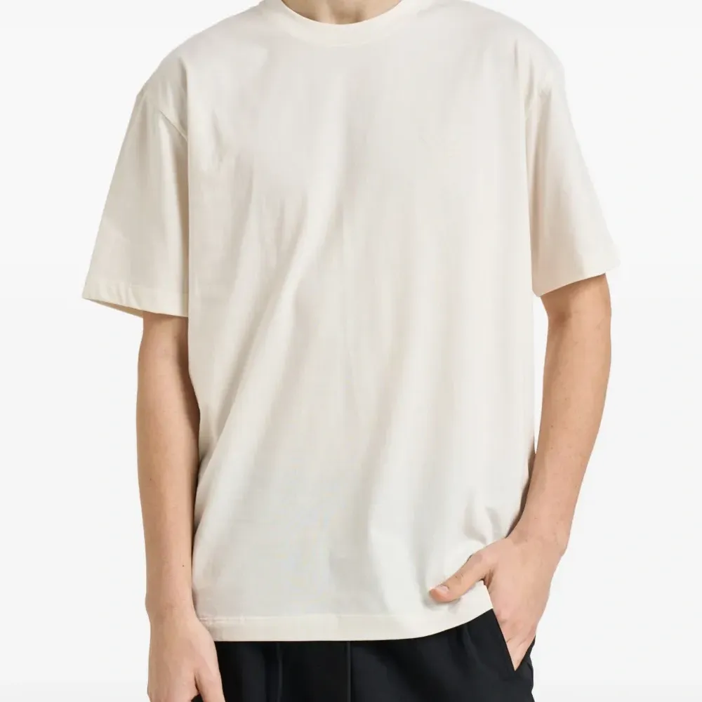 Футболка с тональным логотипом