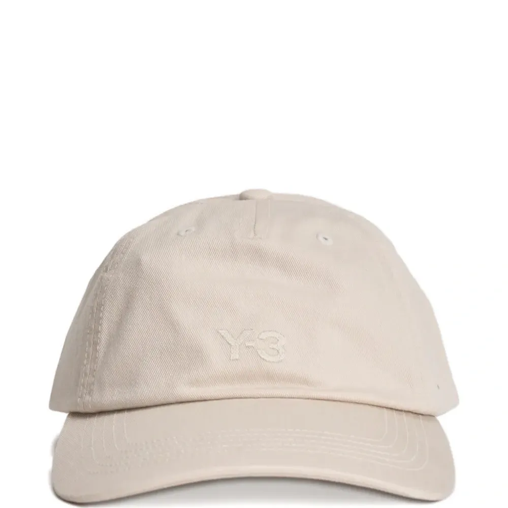 Кепка с вышитым логотипом