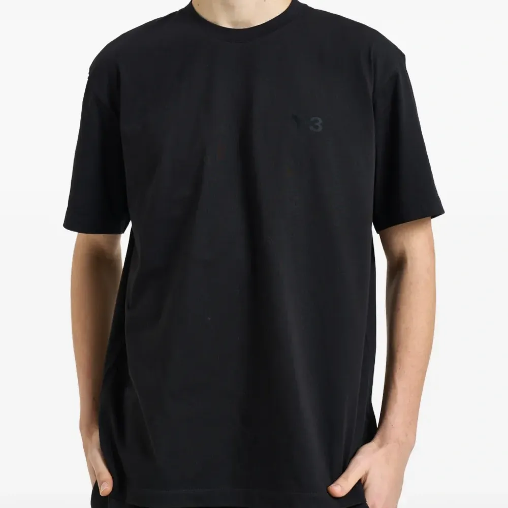 Футболка с тональным логотипом