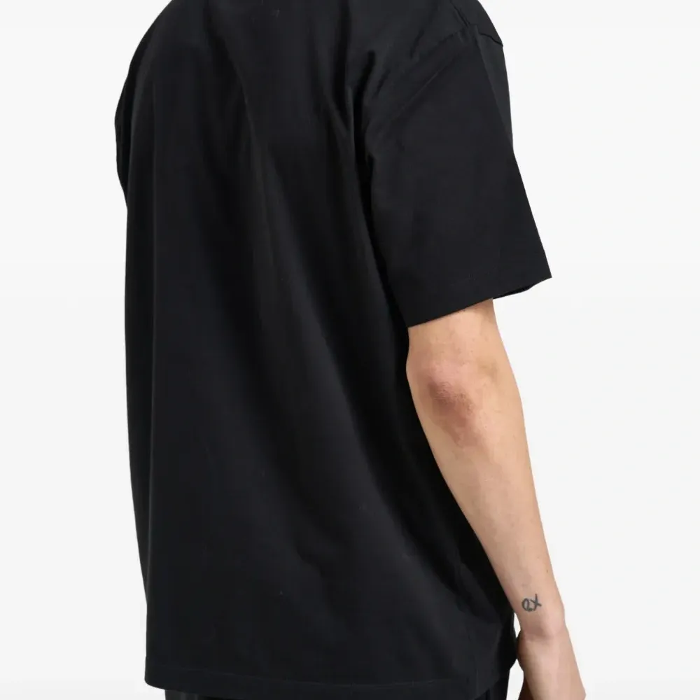 Футболка с тональным логотипом