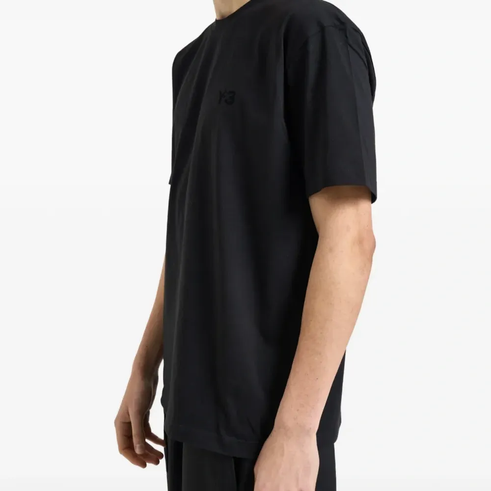 Футболка с тональным логотипом