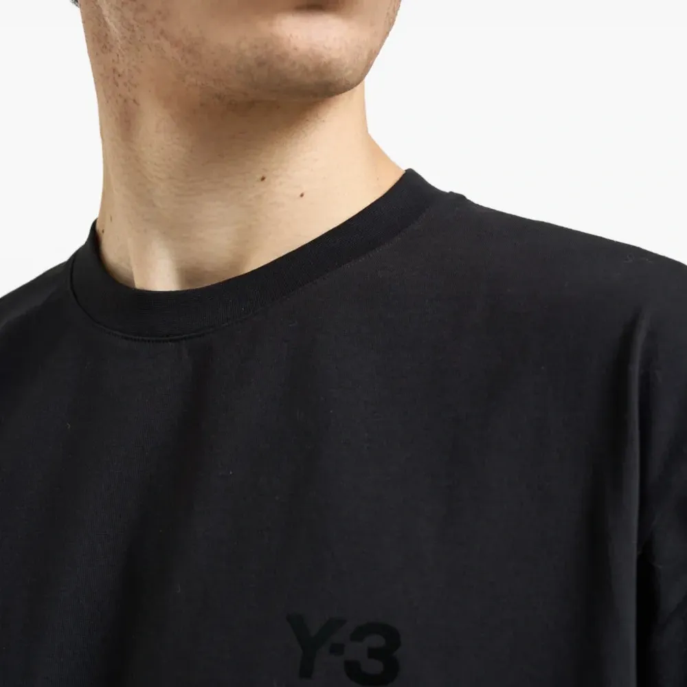 Футболка с тональным логотипом