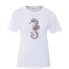 Футболка, украшенная кристаллами