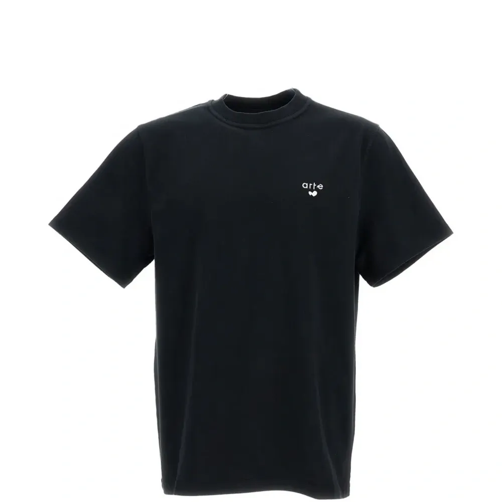 Футболка с логотипом в виде сердца