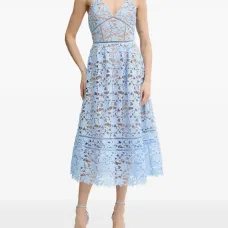 Кружевное платье с цветочным узором и V-образным вырезом