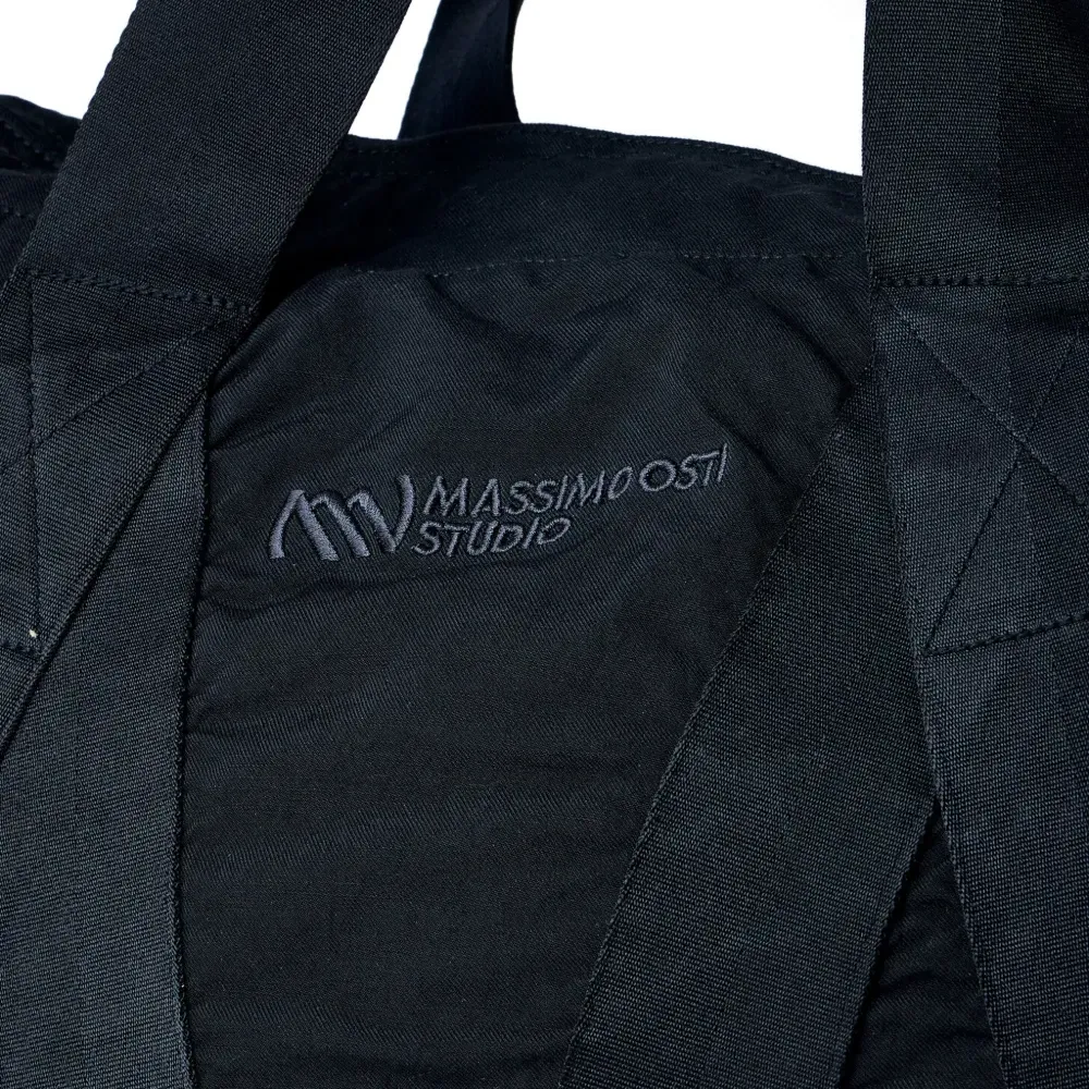 Чёрная спортивная сумка