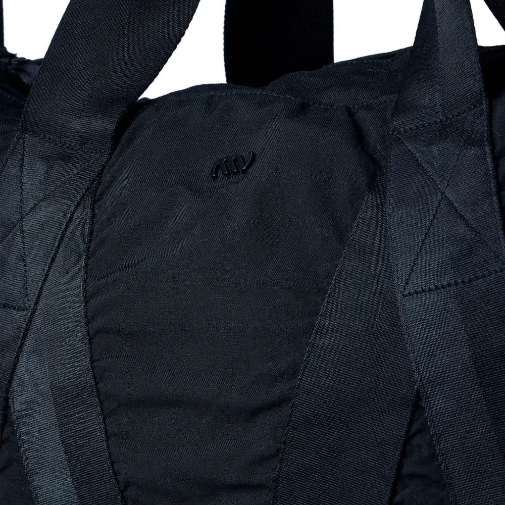 Чёрная спортивная сумка