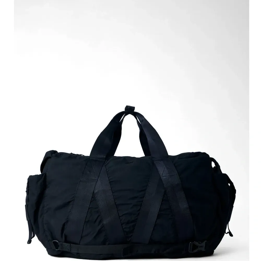 Чёрная спортивная сумка