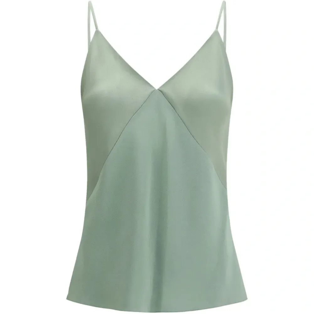 Атласный топ с V-образным вырезом