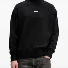 Свитер с высоким воротником и логотипом Свитер с высоким воротником и логотипом