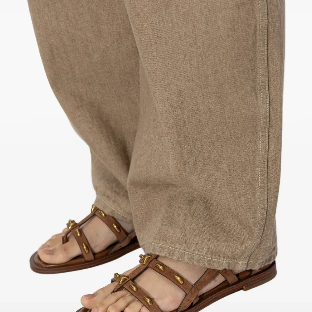 Босоножки с ремешками и заклепками