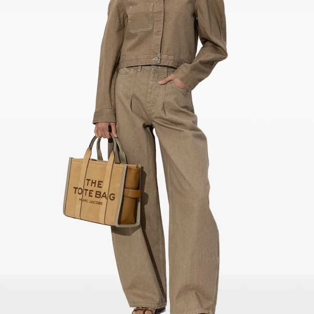 Босоножки с ремешками и заклепками