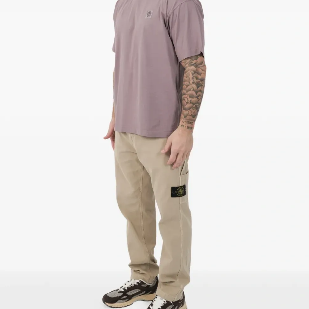 Футболка с нашивкой-логотипом