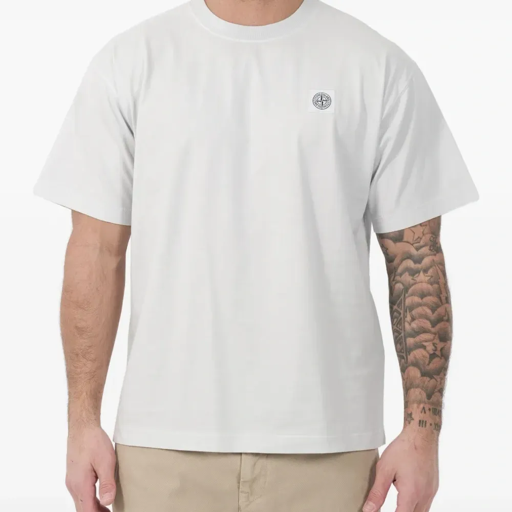 Футболка с нашивкой-логотипом