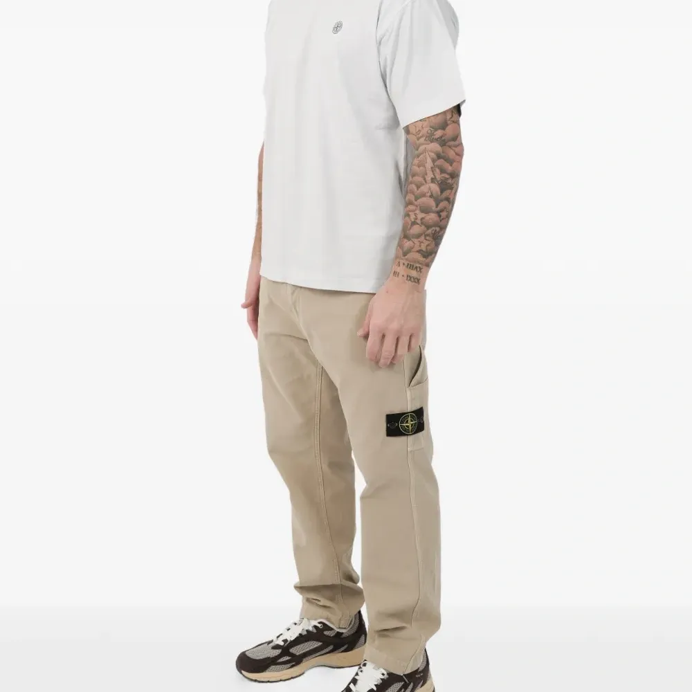 Футболка с нашивкой-логотипом