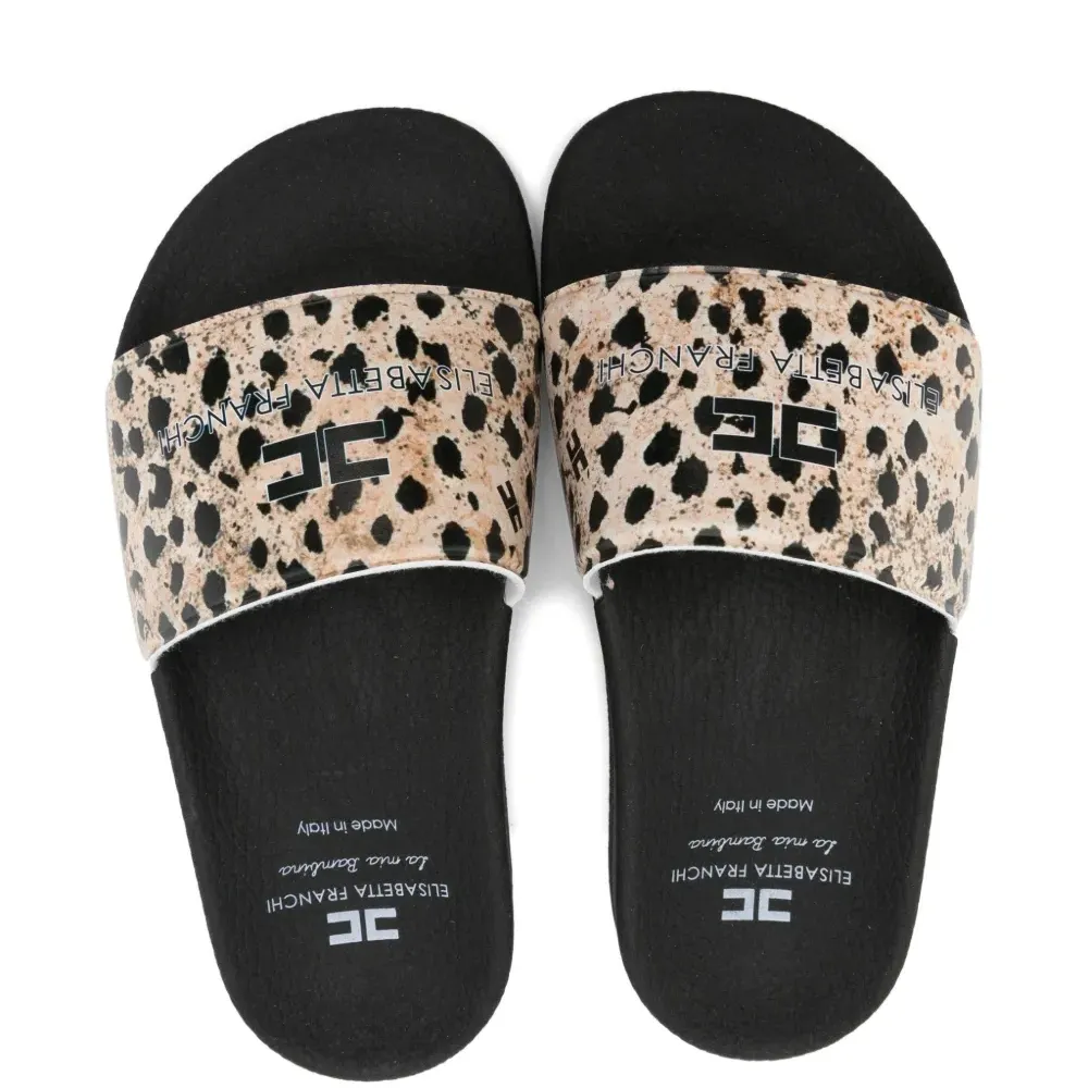 Шлёпанцы с анималистичным принтом