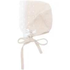 Вязаная шапка с кружевной отделкой и бантом