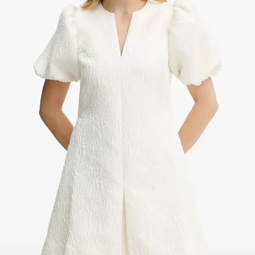 Платье мини с объемными рукавами и V-образным вырезом