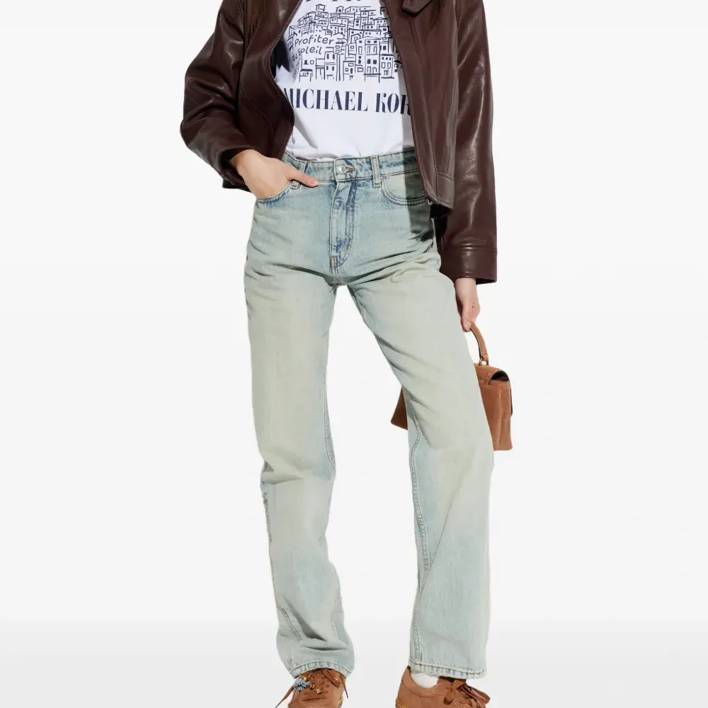 Кроссовки с декоративным элементом