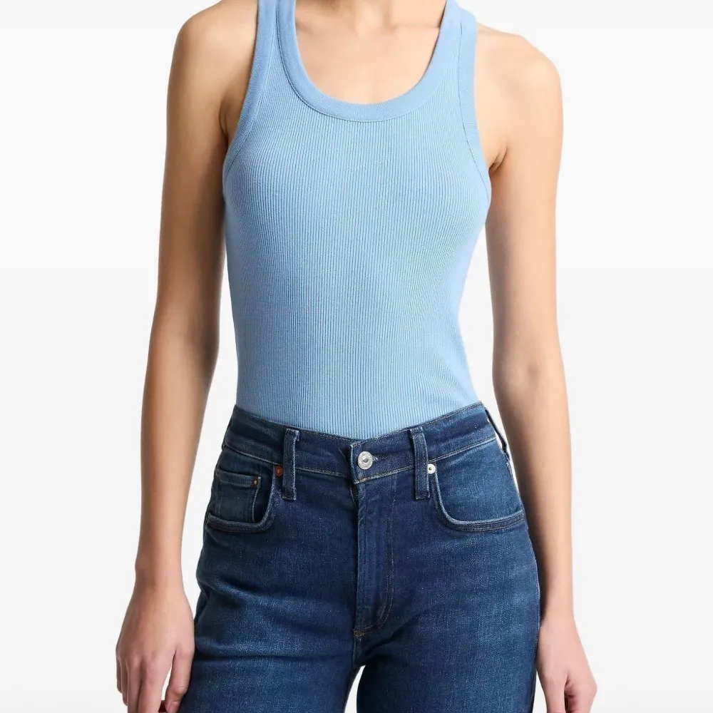 Майка с вырезом-лодочкой