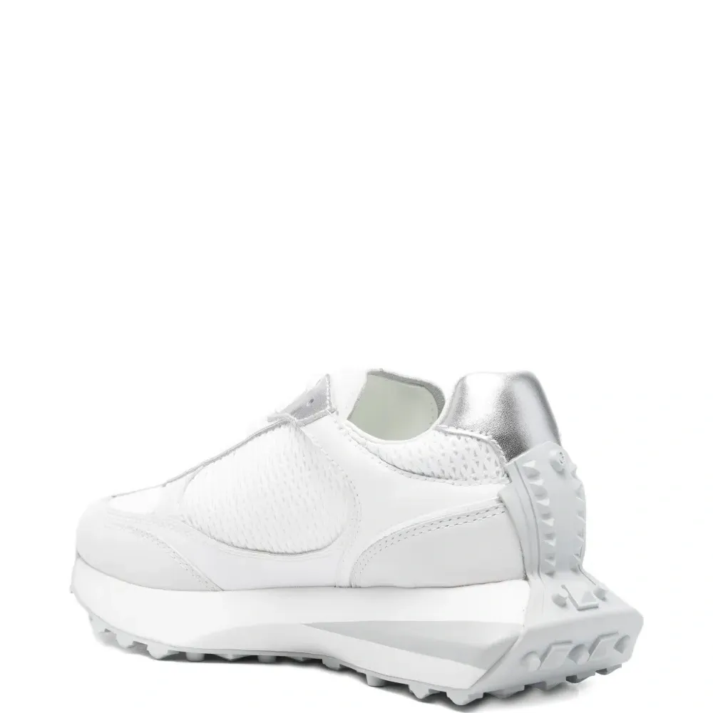 Кроссовки с металлическими вставками