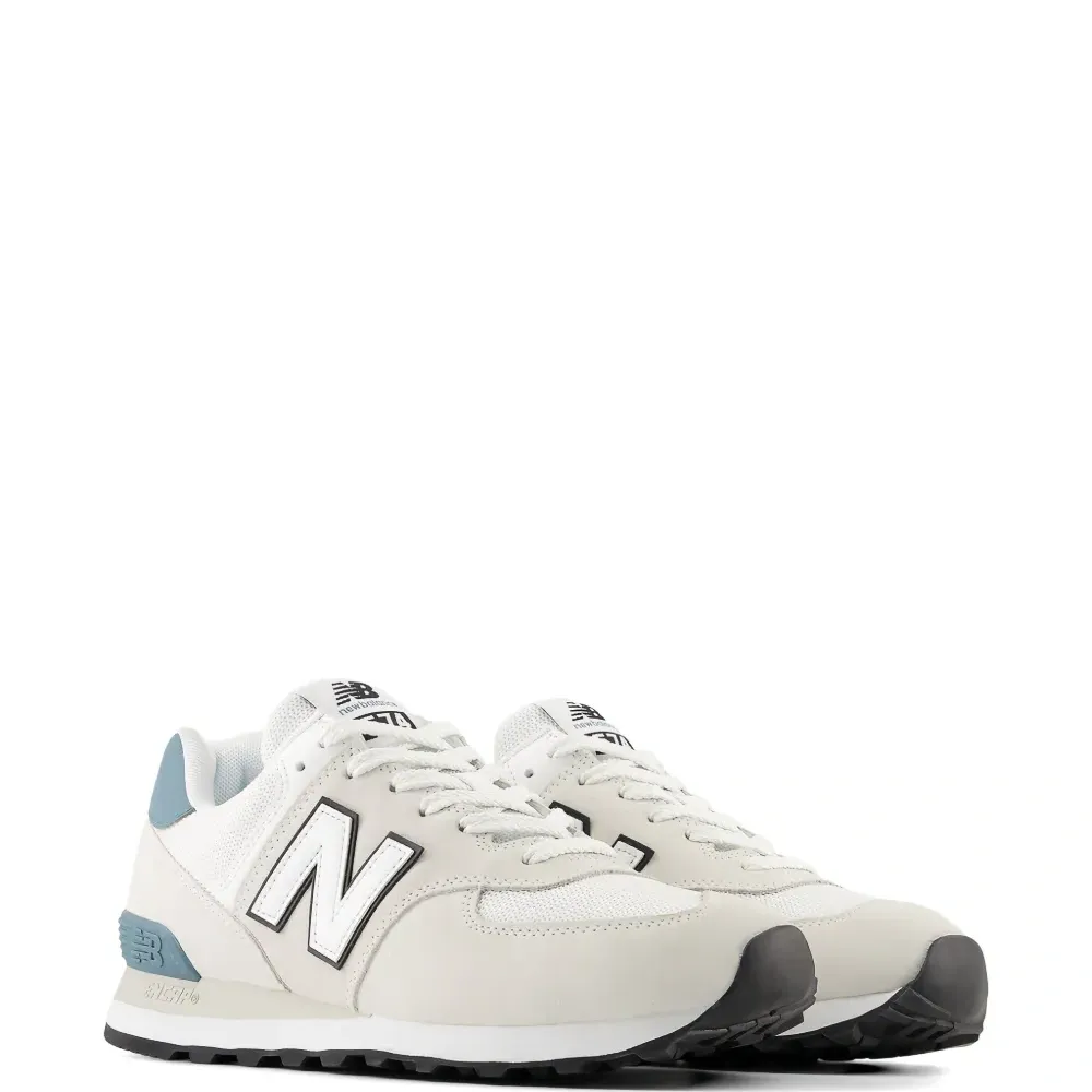 Классические кроссовки с панелями