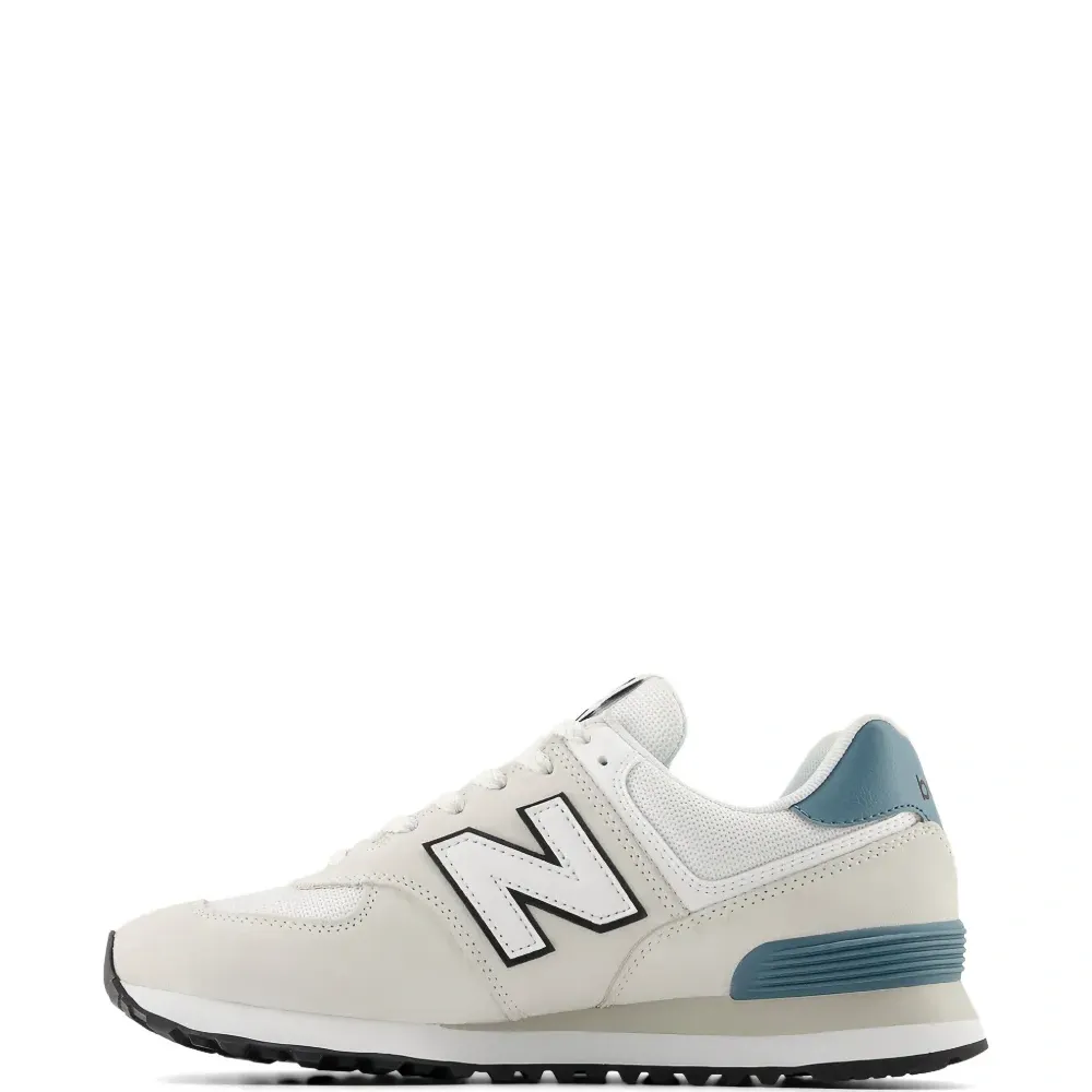 Классические кроссовки с панелями