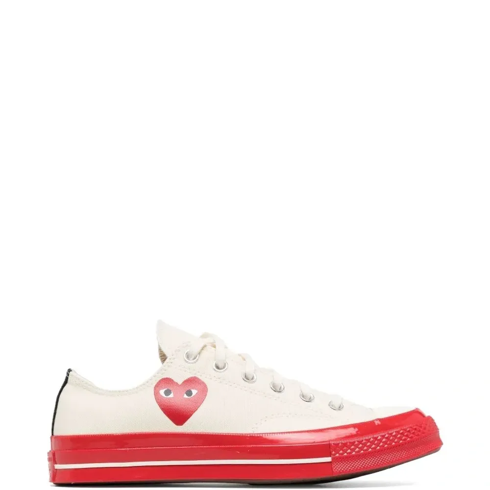 Кеды с принтом в виде сердечек Кеды с принтом в виде сердечек