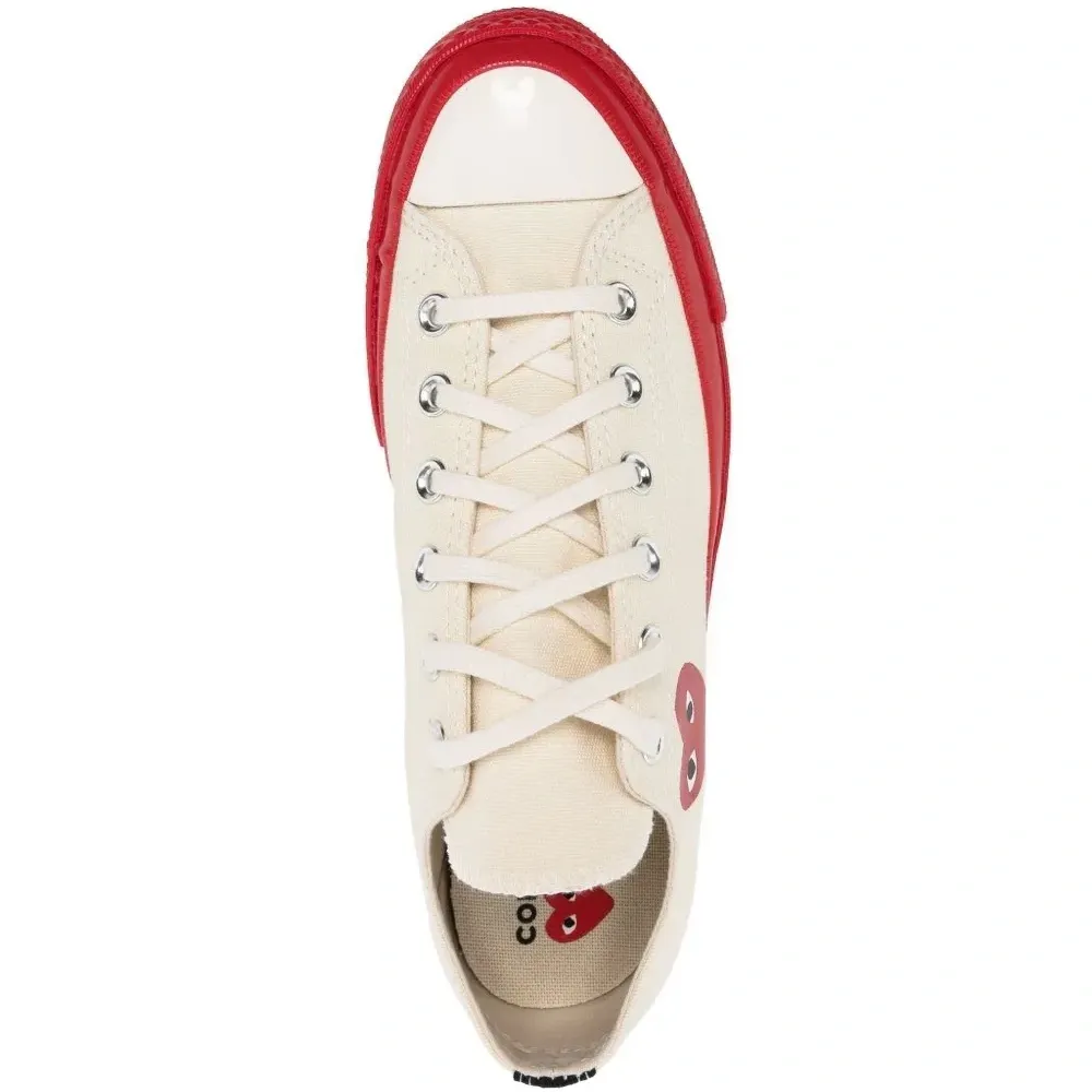 Кеды с принтом в виде сердечек Кеды с принтом в виде сердечек