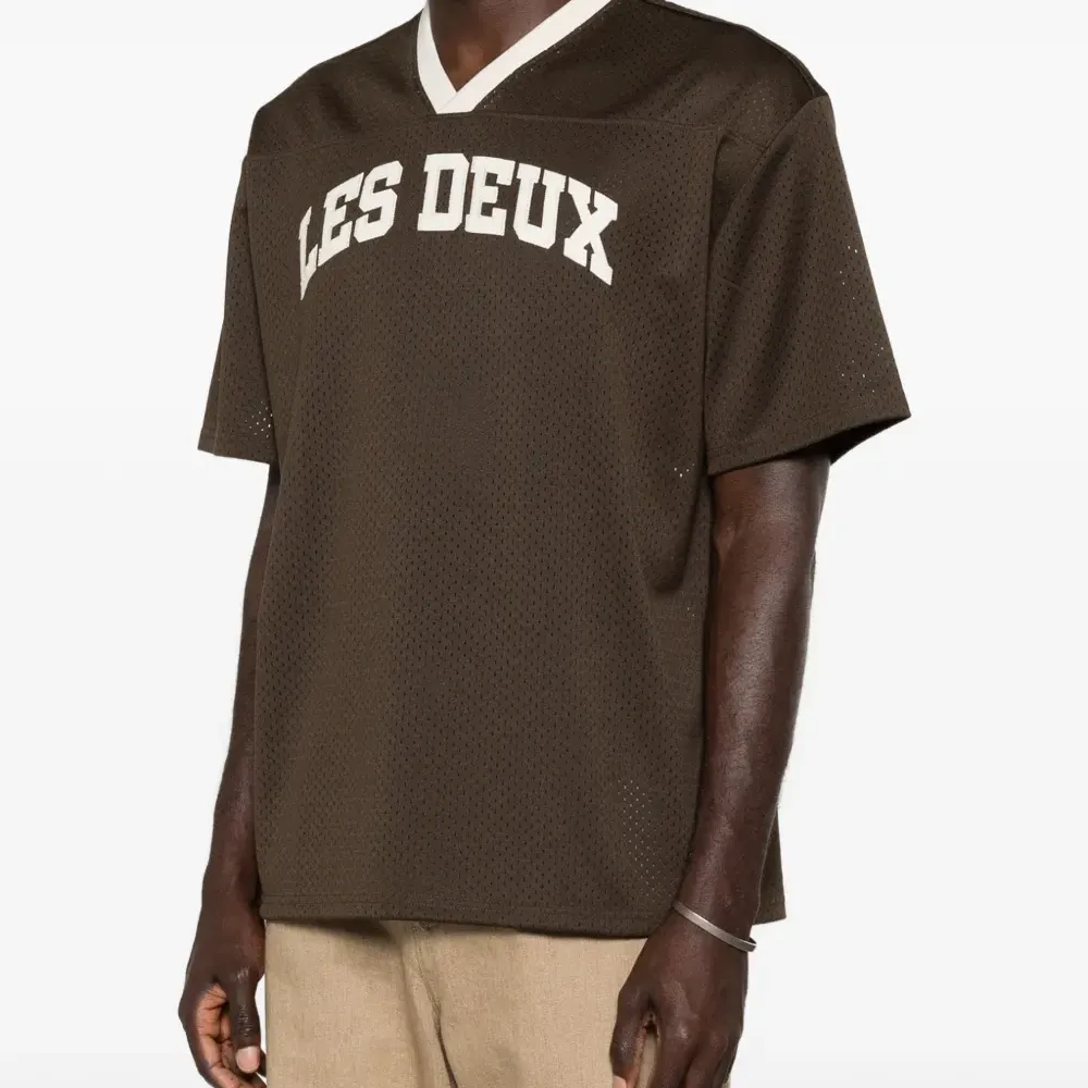 Футболка с V-образным вырезом и перфорацией