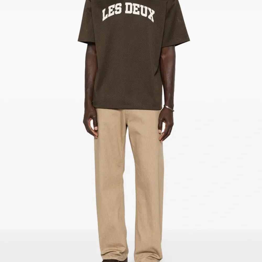 Футболка с V-образным вырезом и перфорацией