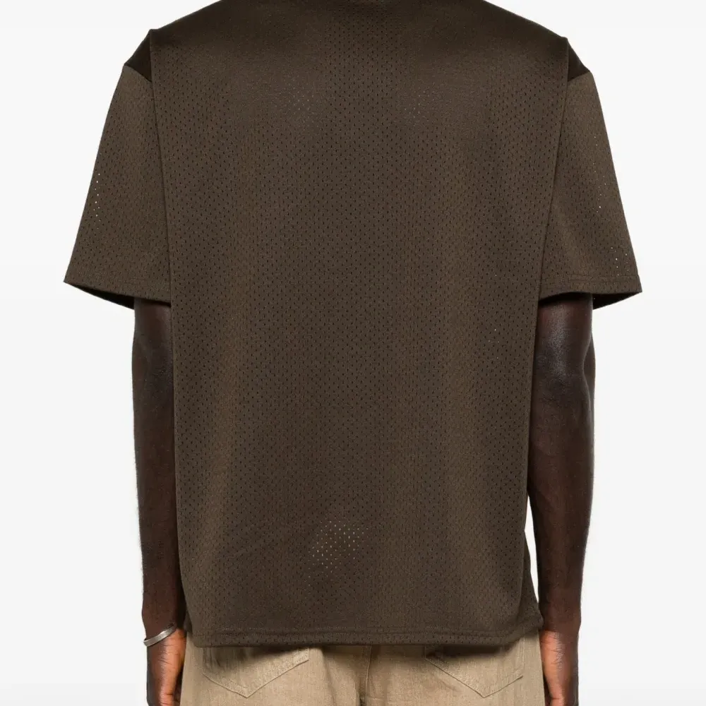 Футболка с V-образным вырезом и перфорацией