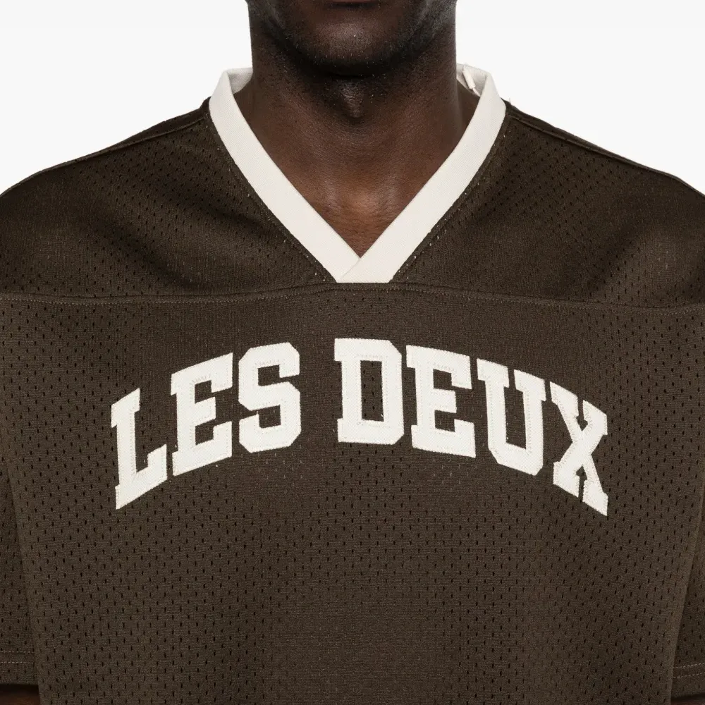 Футболка с V-образным вырезом и перфорацией