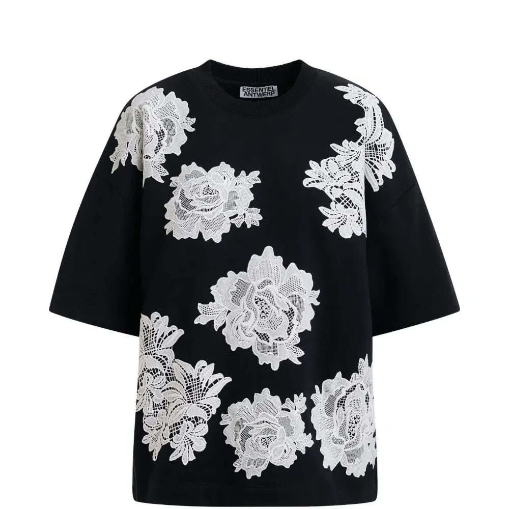 Футболка с кружевными украшениями