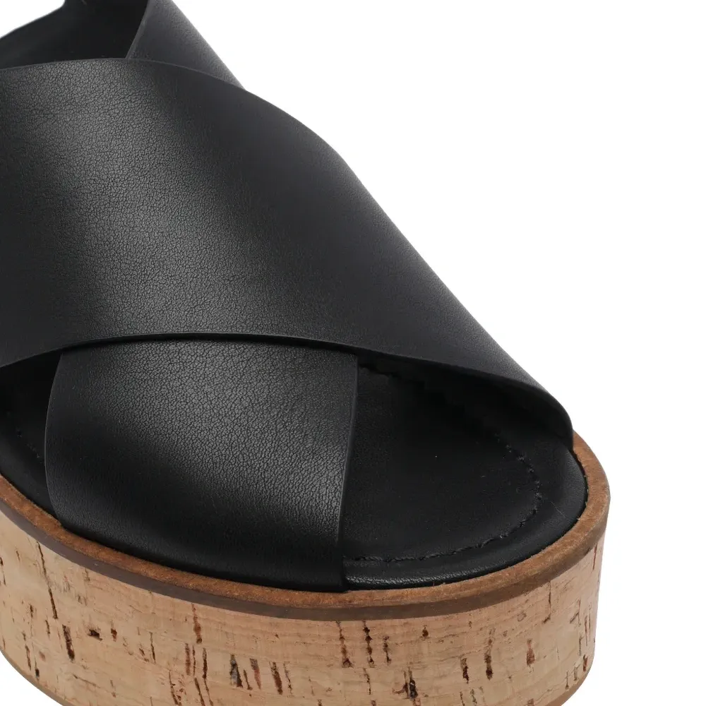 Босоножки на танкетке с ремешком и пряжкой