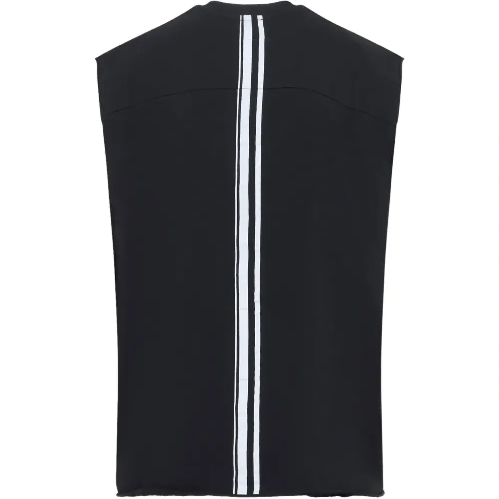 Жилет с полосками на спине