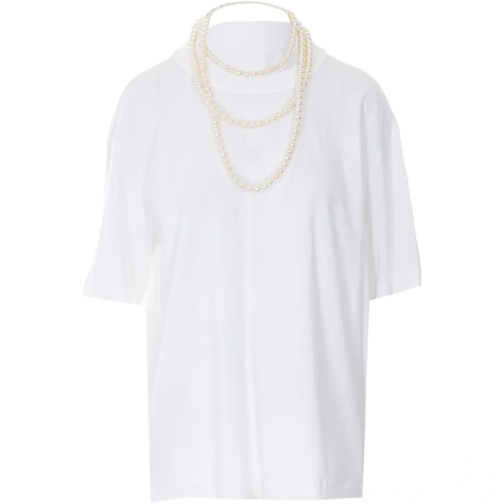 Футболка с жемчужным ожерельем