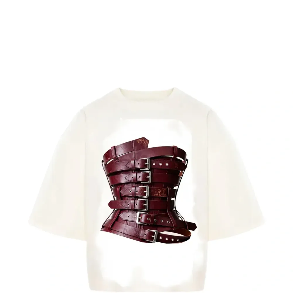 Футболка с принтом в виде пряжки