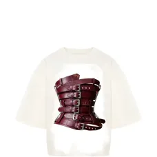 Футболка с принтом в виде пряжки Футболка с принтом в виде пряжки