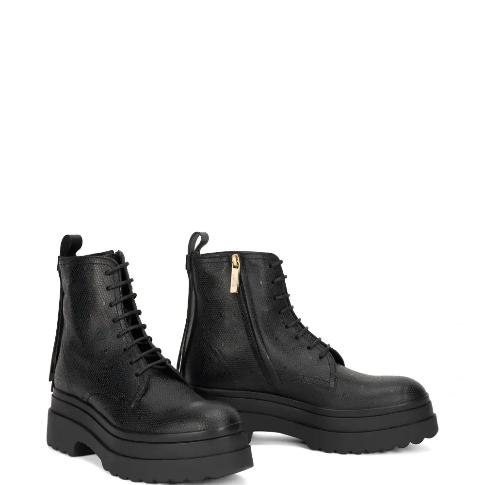 Ботинки на шнуровке с толстой подошвой